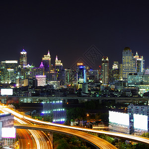 曼谷市风景在黄昏时在商业区高图片