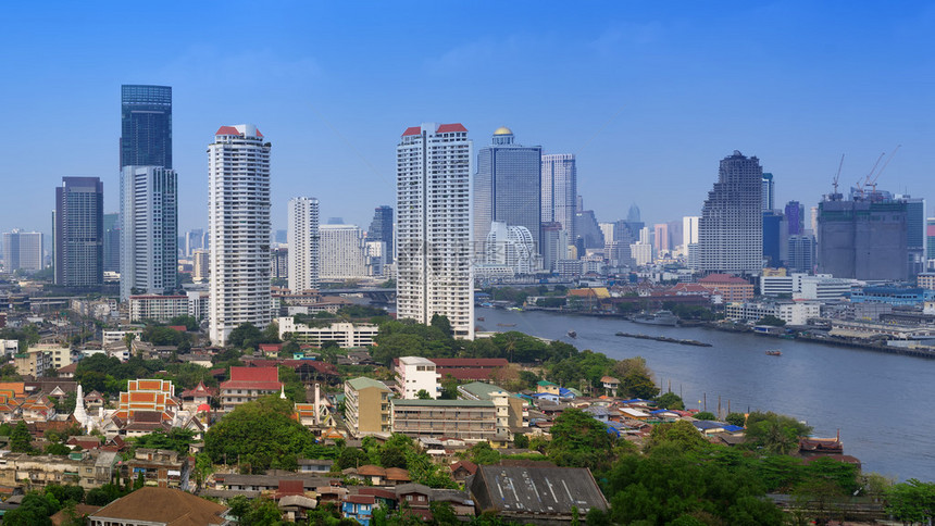 白天沿河的现代建筑在商业区附近就图片