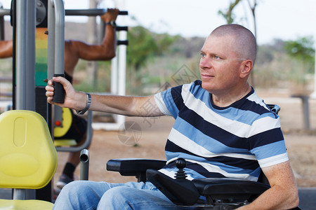 男残疾人在轮椅上与图片
