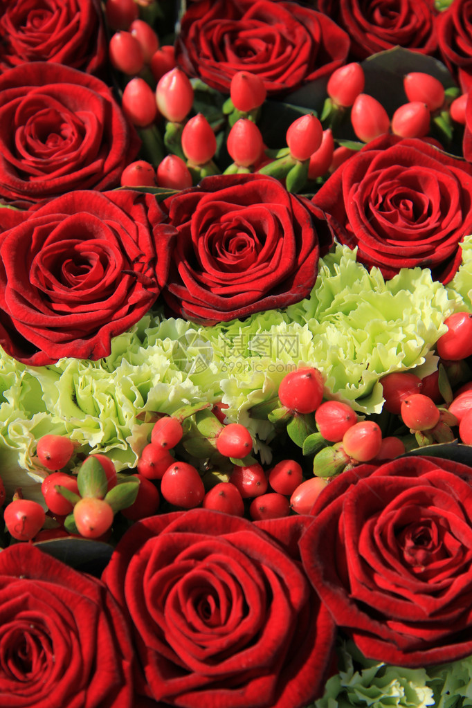 红玫瑰婚礼布置红色浆果和绿色白康乃馨图片