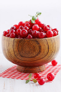 木碗深处的新鲜蔓越莓背景图片