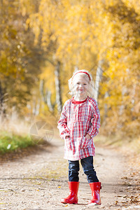 秋巷里穿胶靴的小女孩图片