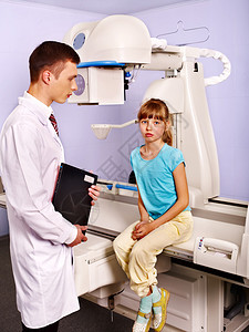 儿童病人在X光室看医生图片