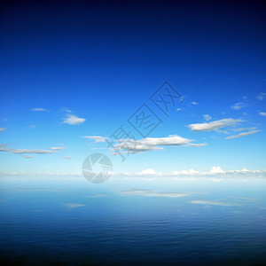蓝天空和云层对海水反射图片