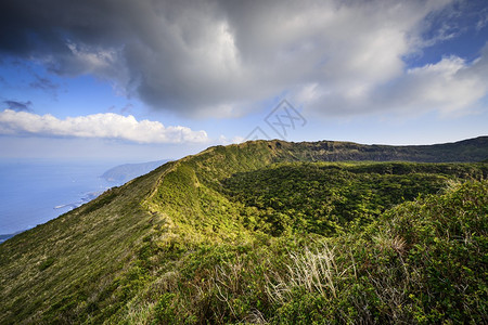 日本八丈岛火山口图片