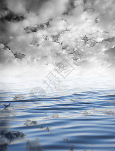 云与水面上的倒影图片