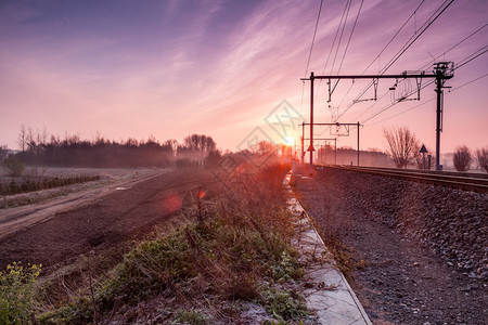 清晨黎明时日出就在一条铁路线旁边图片