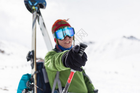 人们在冬季度假滑雪和滑雪图片
