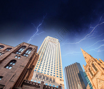 纽约天线上空的暴风雨曼哈顿摩天大楼有图片