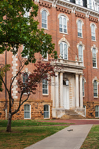 Arkansas大学校园内最古老的建筑图片