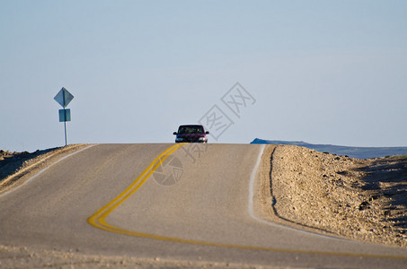 接近沙漠公路的汽车图片