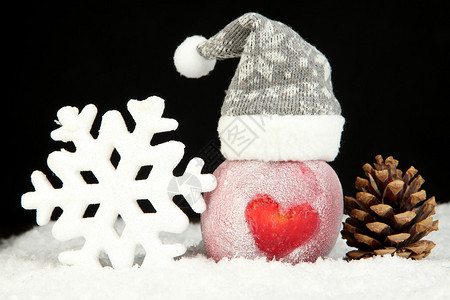 假日苹果黑色背景的雪图片