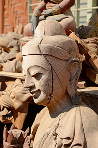 缅甸风格的柚木雕刻佛像缅甸最好的柚木艺术在宗教和文化老图片