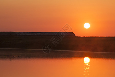 湖上日落的风景图片