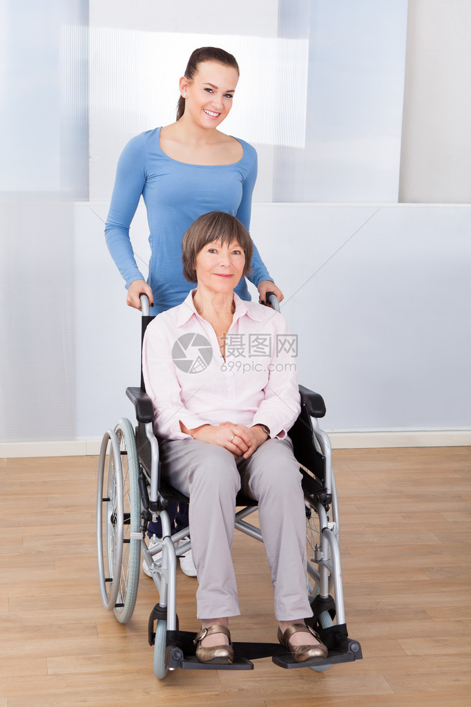 养老院轮椅上残疾老年妇女的图片