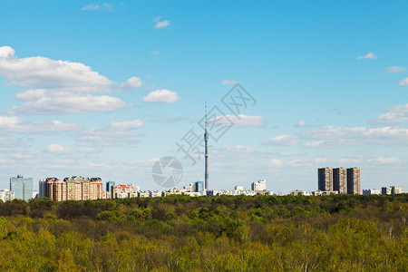 与俄罗斯莫科的电视塔和城市公园连图片