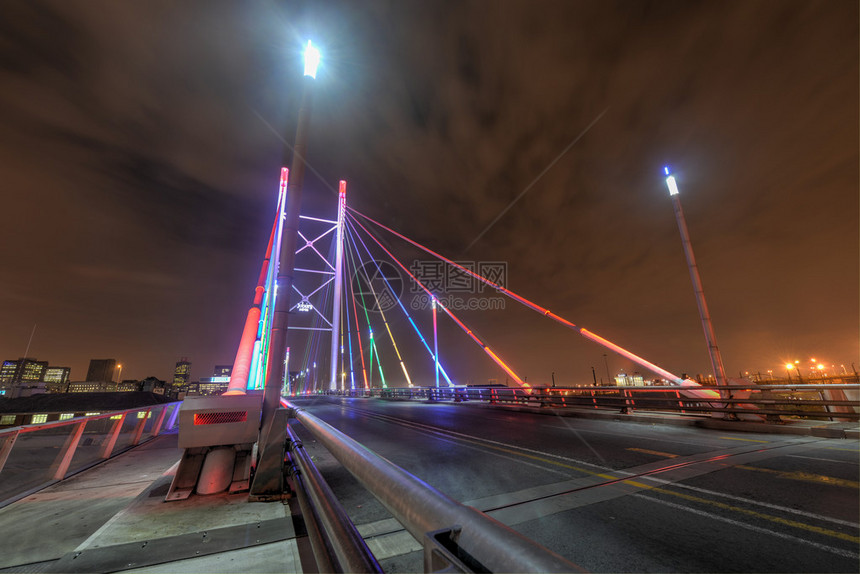 纳尔逊曼德拉大桥夜景图片