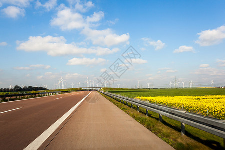 在高速公路上你看到的距图片