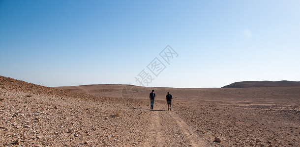 在以色列Judean沙漠中徒图片