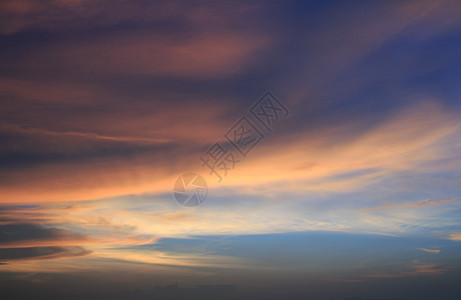 黎明时分抽象的金色云彩和蓝天图片