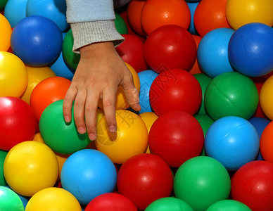 手握着一个孩子的手用创可贴用彩色球图片