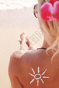 沙滩上女背上的防晒霜图片