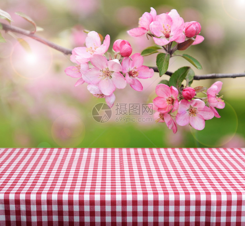 背景中的空桌子和春天的花朵图片