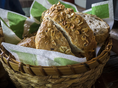 柳条篮中传统面包的特写图片