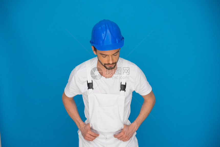 戴着蓝色安全帽的工人图片