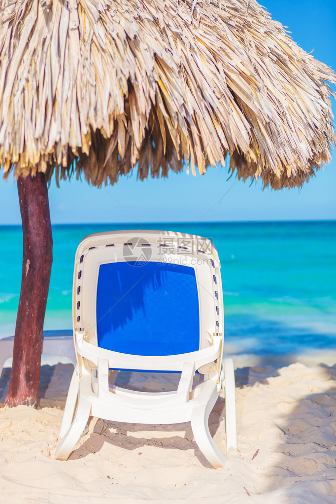 热带沙滩上的沙滩椅和雨伞图片