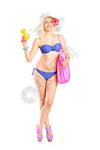 一个穿着泳衣的金发美女喝着白背景孤立的鸡尾酒全长肖像图片