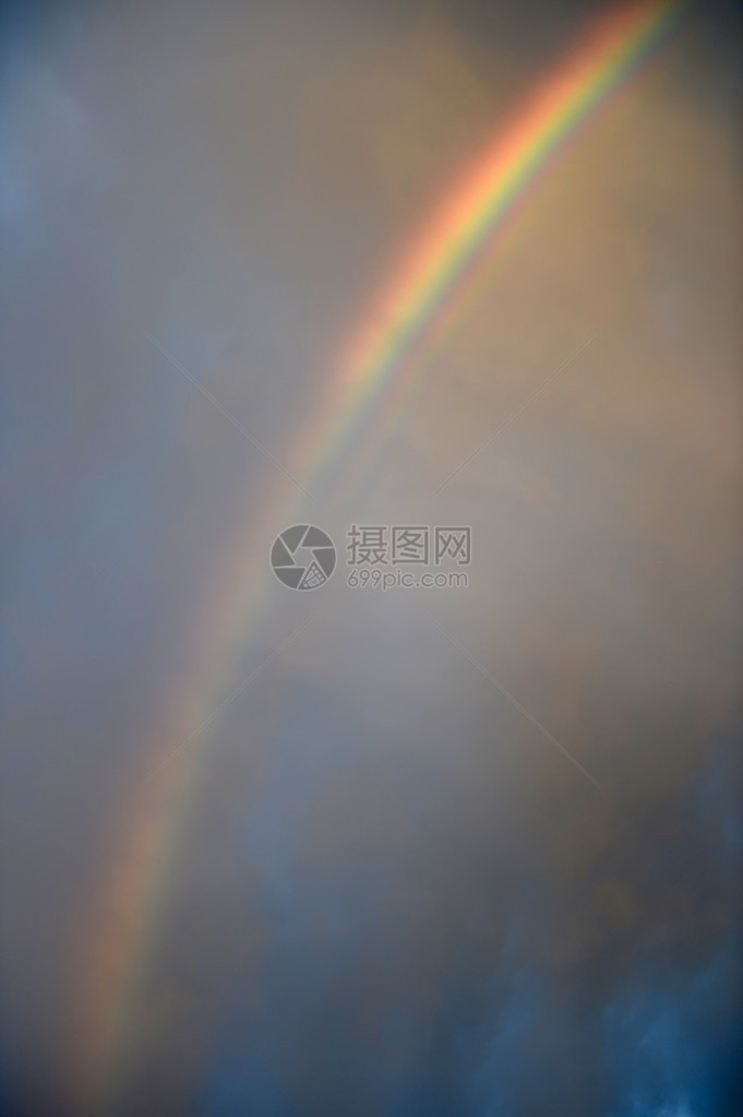 多云的天空中的七彩虹图片