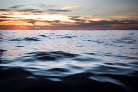 黑暗的海洋日落背景的图像图片