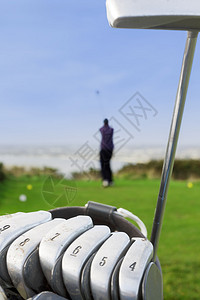 高尔夫球手开球的特图片