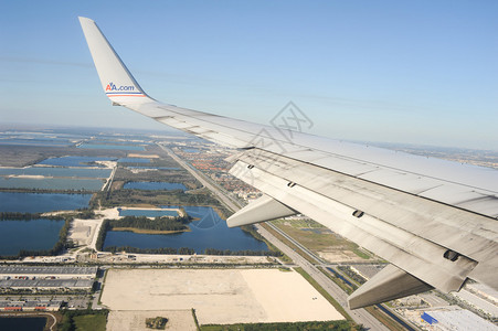 飞机降落在迈阿密机场图片
