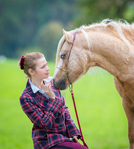 在田野里骑马的年轻女子图片