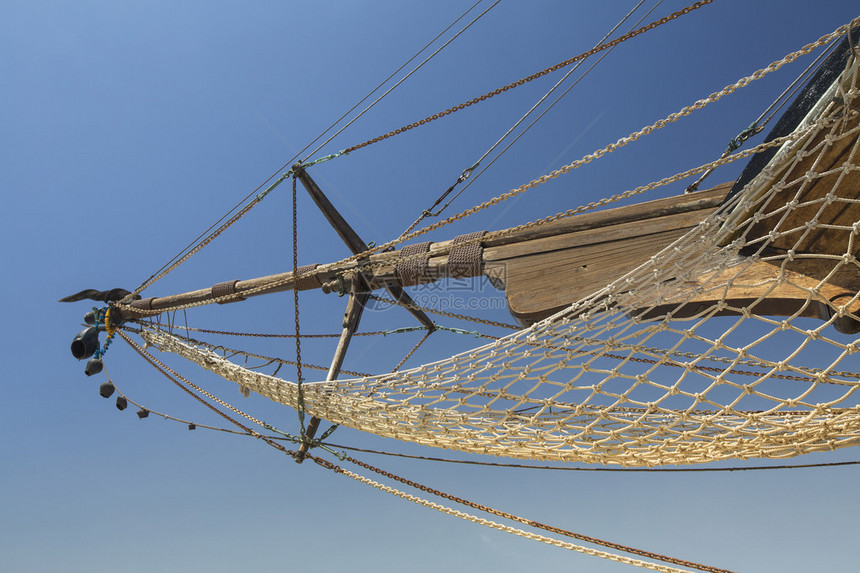 老帆船的桅杆图片