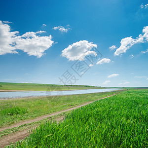 景观与河流和道路和深蓝的天空图片