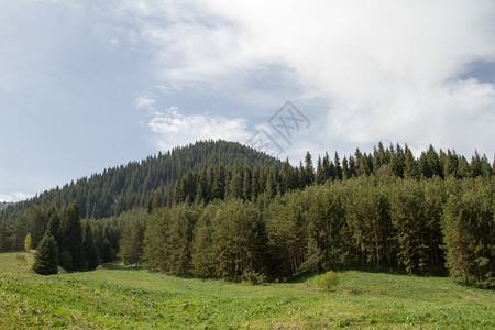 外伊犁阿拉套山区的山景图片