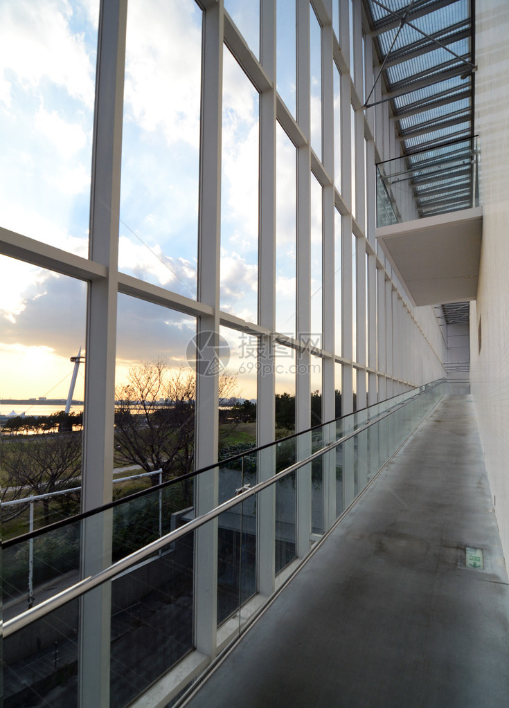 现代建筑的长走廊背景图片