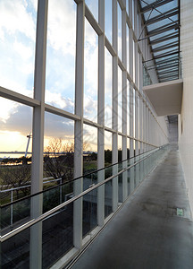 现代建筑的长走廊背景图片