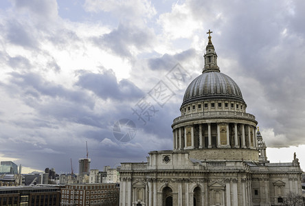伦敦圣保罗大教堂的侧视图它建于1666年伦敦大火之后图片