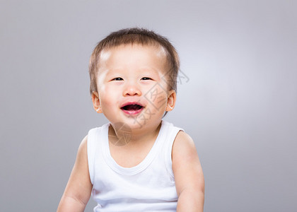 快乐的亚洲男婴图片