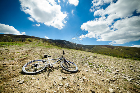山地自行车躺在山坡上图片