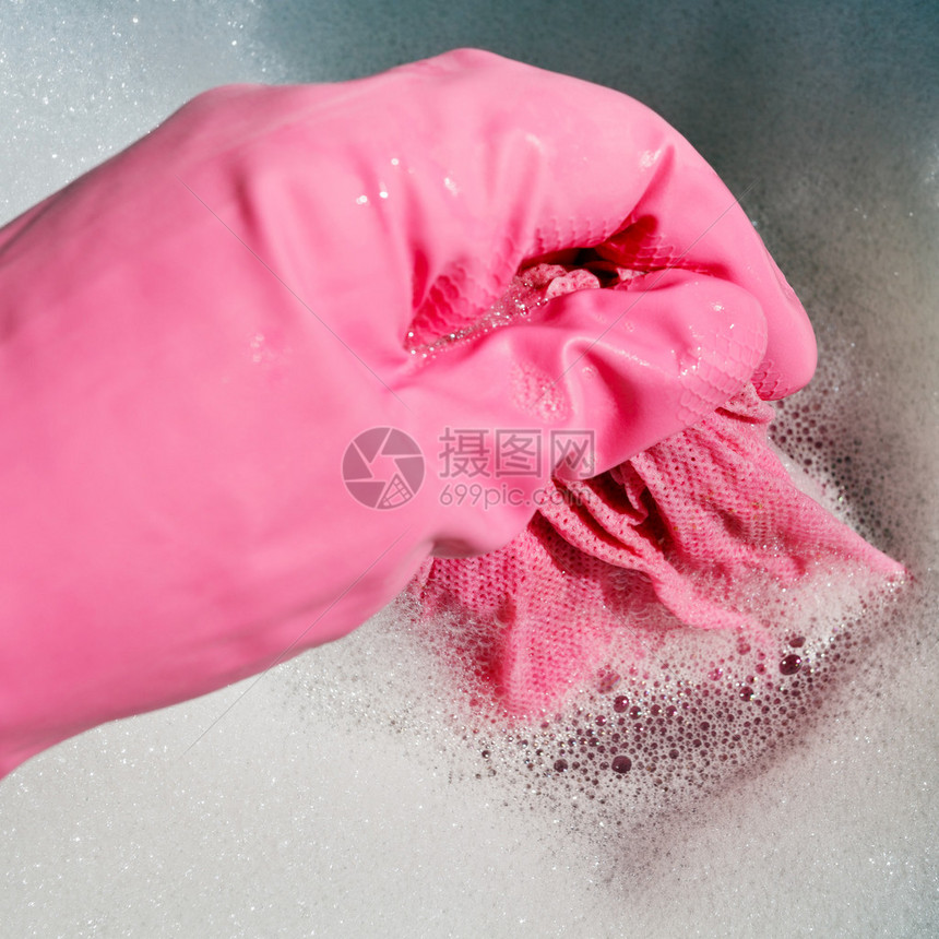 粉色橡胶手套用粉红色橡胶手套从泡沫图片