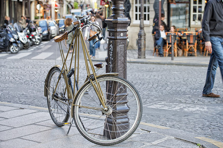 巴黎街头的有趣自行车图片
