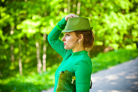 穿着绿色礼服戴绿帽子的漂亮女孩面露近身形图片
