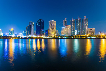 夜间泰国曼谷商业区大楼图片