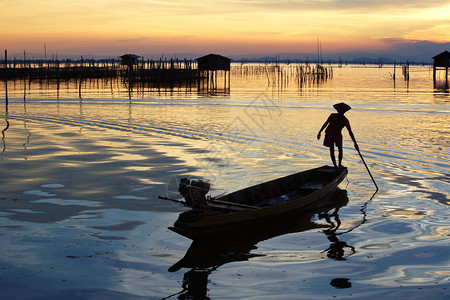 日出时在松克拉湖的船上渔民休游轮图片