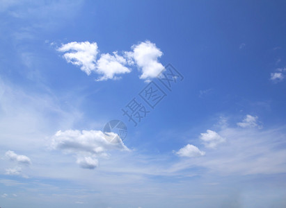 蓝色天空背景带有白图片